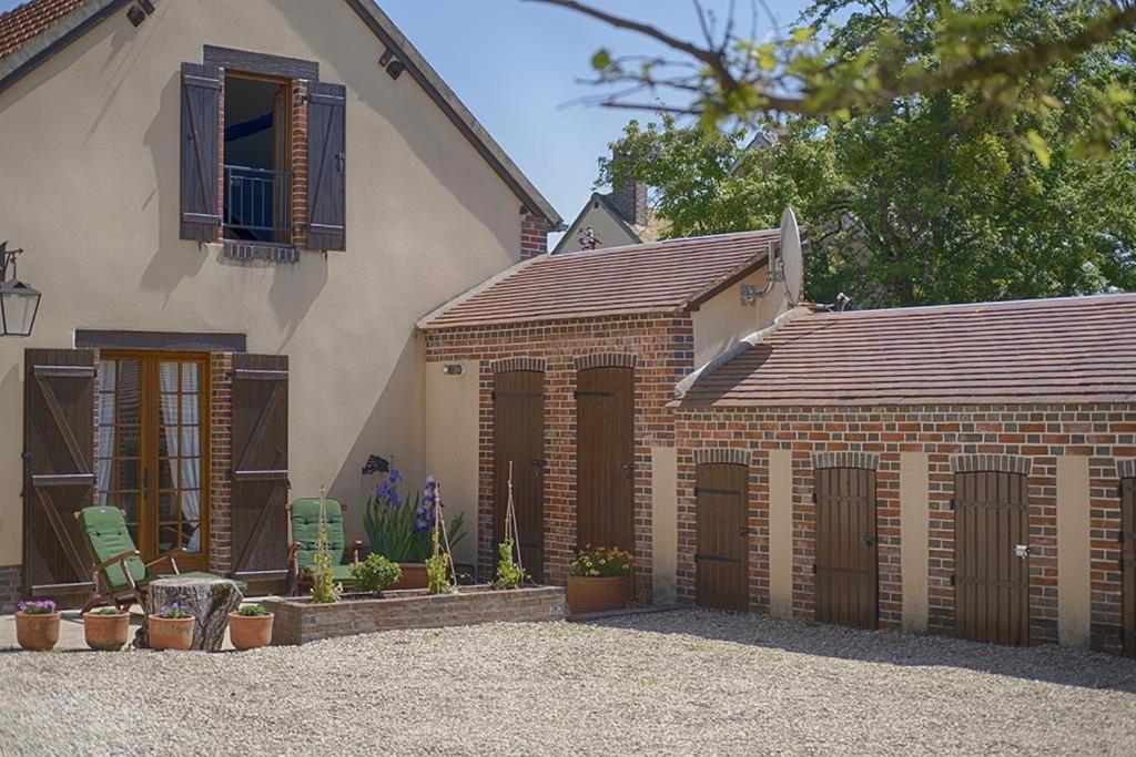 Bed and Breakfast Le Logis Du Regisseur Charny-Oree-de-Puisaye Esterno foto